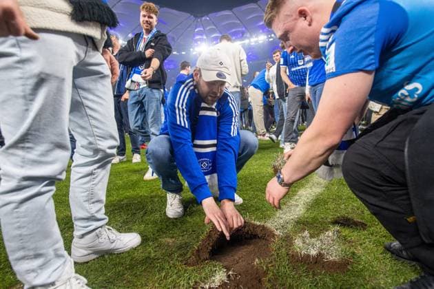 Soccer, Men, Season 2024 2025, 2 Bundesliga 33 Matchday , Hamburger SV SSV Ulm, HSV celebrates promotion to the 1 Bundesliga, in the picture the fans storm the pitch, some take pieces of grass home, 10 05 2025, Copyright: xSebastianxRäppold MatthiasxKochx