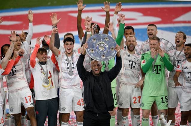 Football 1 Bundesliga Season 2024 2025 33 Matchday FC Bayern Muenchen Borussia Moenchengladbach 10 05 2025 FC Bayern celebrates winning the 34 German Championship Coach Vincent Kompany with bowl