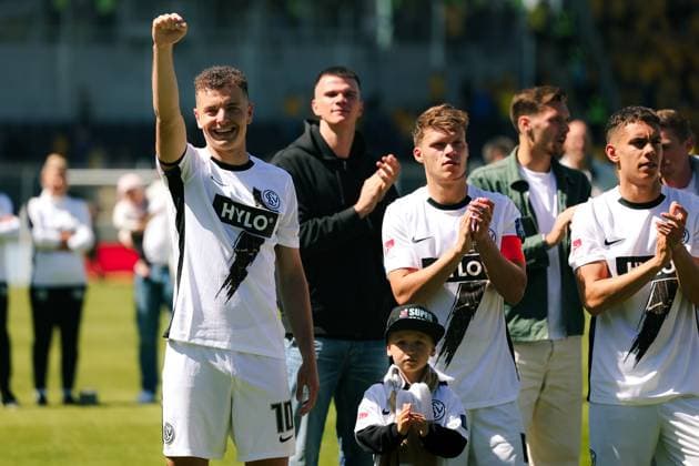 10 05 2025, Football, Men, 2 Bundesliga, Season 2024 2025, SV 07 Elversberg Eintracht Braunschweig, Fisnik Asllani SV 07 Elversberg , Robin Fellhauer SV 07 Elversberg , Frederik Schmahl SV 07 Elversberg , Frederik Jaekel SV 07 Elversberg Elversberg Ursapharm Arena an der Kaiserlinde Saarland Germany EN Copyright: xSebastianxBachx