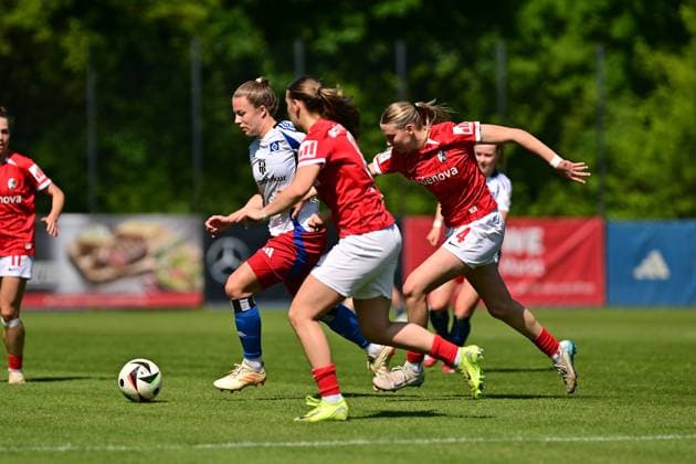 Soccer I Women I Season 2024 2025 I 2 Bundesliga I 25 Matchday I Hamburger SV SC Freiburg II I 11 05 2025 Christin Meyer 16, Hamburger SV Zoe Schick 8, SC Freiburg II Mia Lena Maas 4, SC Freiburg II Hamburg Am Volkspark Hamburg Germany Copyright: xLobeca FelixxSchlikisx