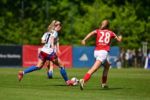 Soccer I Women I Season 2024 2025 I 2 Bundesliga I 25 Matchday I Hamburger SV SC Freiburg II I 11 05 2025 Mia Büchele 17, Hamburger SV Mia Scholle 28, SC Freiburg II Hamburg Am Volkspark Hamburg Germany Copyright: xLobeca FelixxSchlikisx