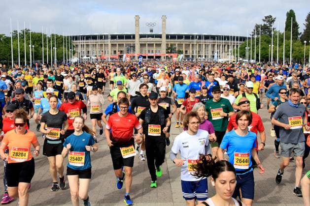 Bilder des Jahres 2025, Sport 05 Mai Sport Themen der Woche KW19 Sport Bilder des Tages DEU, S25 Berlin, 11.05.2025, Berlin, Berlin, DEU, S25 Berlin, im Bild Start des S-25Km Berlin-Lauf vor dem Olympiastadion *** DEU, S25 Berlin, 11 05 2025, Berlin, Berlin, DEU, S25 Berlin, in the picture start of the S 25Km Berlin Lauf in front of the Olympiastadion nordphotoxGmbHx xEngler nph00076