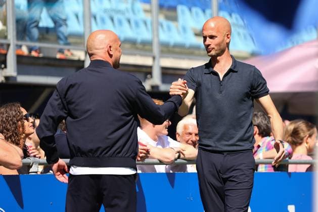 ZWOLLE , 11-05-2025 , MAC3PARK stadium , season 2024 2025 , Dutch Eredivisie Football. during the match PEC Zwolle - Go Ahead Eagles, PEC Zwolle trainer coach Johnny Jansen, Go Ahead Eagles trainer coach Paul Simonis PEC - Go Ahead Eagles  x29191836x Copyright: