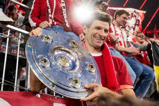 1 Soccer Bundesliga, FC Bayern München Borussia Mönchengladbach 10 05 2025 Thomas Müller FC Bayern München, 25 poses with championship trophy in front of the curve 1 Soccer Bundesliga, FC Bayern München Borussia Mönchengladbach, Munich, Allianz Arena on 10 05 2025 DFL REGULATIONS PROHIBIT ANY USE OF PHOTOGRAPHS AS IMAGE SEQUENCES AND OR QUASI VIDEO Copyright: xBEAUTIFULxSPORTS Wunderlx