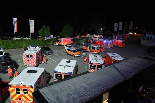 10 05 2025, xtgx, Fußball 2 Bundesliga, Hamburger SV SSV Ulm 1846 Fußball v l Rettungswagen RTW Krankenwagen Symbolbild es gab zahlreiche Verletzte Personen beim Platzsturm DFL DFB REGULATIONS PROHIBIT ANY USE OF PHOTOGRAPHS as IMAGE SEQUENCES and or QUASI VIDEO Hamburg