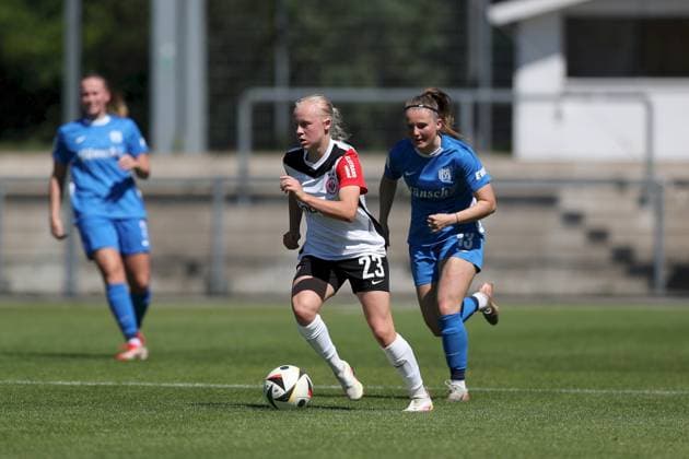 27 04 2025, Women, Soccer, Season 2024 2025, 2 Women Bundesliga, 25 Matchday Eintracht Frankfurt II SV Meppen 1912 e V Keira Bednorz 23, Eintracht Frankfurt II and Ayleen Seyen 13, SV Meppen 1912 e V Frankfurt am Main Stadion am Brentanobad Hessen Germany