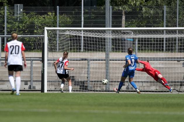 27 04 2025, Women, Soccer, Season 2024 2025, 2 Women Bundesliga, 25 Matchday Eintracht Frankfurt II SV Meppen 1912 e V Melissa Schmidt Sommer 37, Eintracht Frankfurt II scores the 1 0 against Thea Farwick 1, SV Meppen 1912 e V Frankfurt am Main Stadion am Brentanobad Hessen Germany