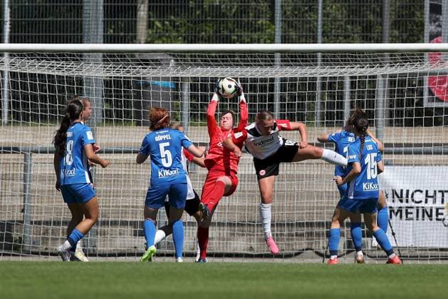 27 04 2025, Women, Soccer, Season 2024 2025, 2 Women Bundesliga, 25 Matchday Eintracht Frankfurt II SV Meppen 1912 e V Thea Farwick 1, SV Meppen 1912 e V is ahead of Johanna Maria Berg 18, Eintracht Frankfurt II on the ball Frankfurt am Main Stadion am Brentanobad Hessen Germany