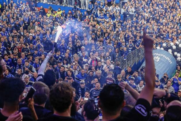 HSV promoted to Bundesliga 1 Ludovit Reis HSV cheers and speaks to the fans with pyrotechnics in hand Pyro Germany , Hamburg , Volksparkstadion , Football , Bundesliga 2 , Hamburger SV SSV Ulm