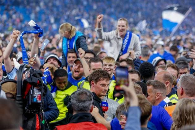 HSV promoted to Bundesliga 1 Coach Merlin Polzin HSV surrounded by fans after Sky interview Germany , Hamburg , Volksparkstadion , Football , Bundesliga 2 , Hamburger SV SSV Ulm