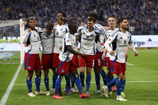 10 05 2025, xtgx, Fußball 2 Bundesliga, Hamburger SV SSV Ulm 1846 Fußball v l Torjubel nach dem Tor zum celebrating the goal celebrate zum 4 1 Eigentor KORREKTUR DFL DFB REGULATIONS PROHIBIT ANY USE OF PHOTOGRAPHS as IMAGE SEQUENCES and or QUASI VIDEO Hamburg