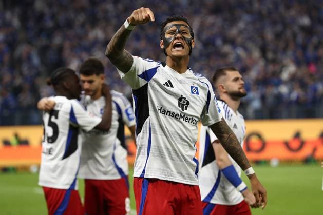 10 05 2025, xtgx, Fußball 2 Bundesliga, Hamburger SV SSV Ulm 1846 Fußball v l Torjubel nach dem Tor zum celebrating the goal celebrate zum 4 1 Eigentor Davie Selke Hamburger SV DFL DFB REGULATIONS PROHIBIT ANY USE OF PHOTOGRAPHS as IMAGE SEQUENCES and or QUASI VIDEO Hamburg