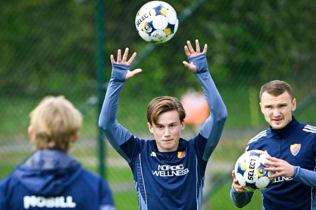 STOCKHOLM, SWEDEN 20250511 15-year-old Alexander Andersson as Djurgardens men train at Kaknäs on Sunday If he gets playing time in the match against IFK Göteborg on Monday, he will be the youngest debutant ever in the Allsvenskan STOCKHOLM SWEDEN x10080x  Copyright: xFredrikxSandberg TTx DJURGARDEN TRÄNING