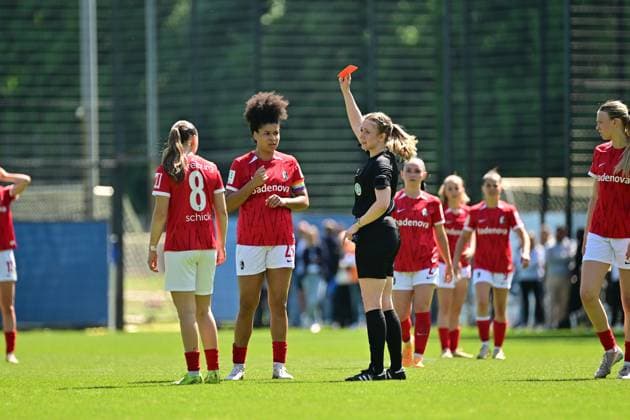 Soccer I Women I Season 2024 2025 I 2 Bundesliga I 25 Matchday I Hamburger SV SC Freiburg II I 11 05 2025 Red card for Julia Kassen 1, SC Freiburg II here As Julia Kassen 1, SC Freiburg II is carried out injured, Victoria Ezebinyuo 25, SC Freiburg II is shown the red card Hamburg Am Volkspark Hamburg Germany Copyright: xLobeca FelixxSchlikisx