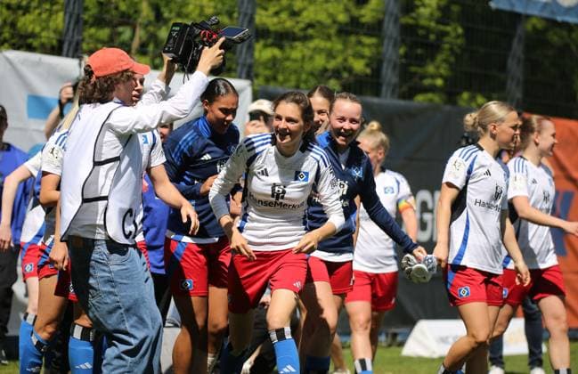 11 05 2025, xcex, GER, Hamburg, Volksparkstadion Platz 6, Frauenfussball, 2 Frauen Bundesliga, Saison 2024 2025, Spieltag 25, HSV Frauen, Hamburger SV Frauen SC Freiburg II, Torjubel, Hamburger SV, Lotta Wrede HSV , Jubel, Freude, Emotionen DFL regulations prohibit any use of photographs as image sequences and or quasi video