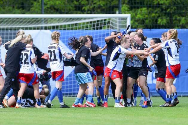 The players of Hamburger SV celebrate their 3 0 home win against SC Freiburg II and the resulting promotion to the 1st Bundesliga, 2 Frauen Bundesliga, Hamburger SV vs SC Freiburg II, Platz 6 at Volksparkstadion on May 11, 2025 in Hamburg, Germany, Germany Photo by Marco Steinbrenner DeFodi Images The players of Hamburger SV celebrate their 3 0 home win against SC Freiburg II and the resulting promotion to the 1st Bundesliga, 2 Frauen Bundesliga, Hamburger SV vs SC Freiburg II, Platz 6 am Volksparkstadion, May 11, 2025 in Hamburg, Germany Photo by Marco Steinbrenner DeFodi Images DFB DFL REGULATIONS PROHIBIT ANY USE OF PHOTOGRAPHS AS IMAGE SEQUENCES AND OR QUASI VIDEO