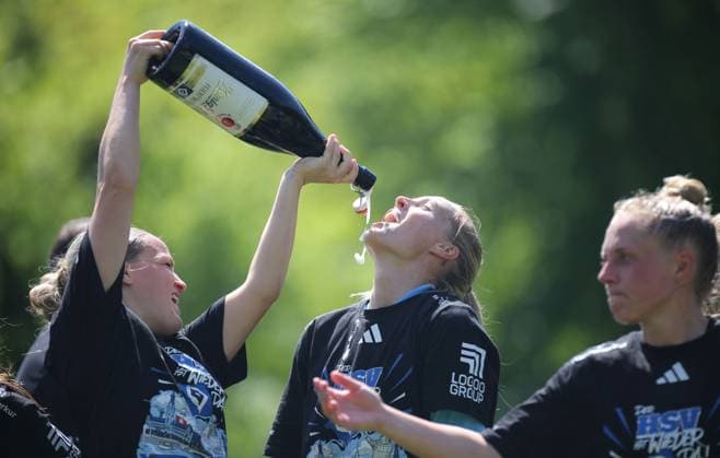 11 05 2025, xcex, GER, Hamburg, Volksparkstadion Platz 6, Frauenfussball, 2 Frauen Bundesliga, Saison 2024 2025, Spieltag 25, HSV Frauen, Hamburger SV Frauen SC Freiburg II, 1 Liga, Bundesliga, die Spielerinnen des HSV feiern den Aufstieg in die Google Pixel Frauen Bundesliga, Inga Schuldt HSV DFL regulations prohibit any use of photographs as image sequences and or quasi video