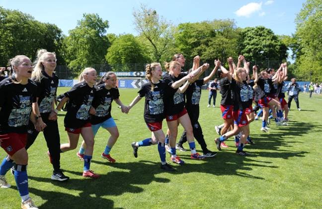 11 05 2025, xcex, GER, Hamburg, Volksparkstadion Platz 6, Frauenfussball, 2 Frauen Bundesliga, Saison 2024 2025, Spieltag 25, HSV Frauen, Hamburger SV Frauen SC Freiburg II, 1 Liga, Bundesliga, die Spielerinnen des HSV feiern den Aufstieg in die Google Pixel Frauen Bundesliga, DFL regulations prohibit any use of photographs as image sequences and or quasi video