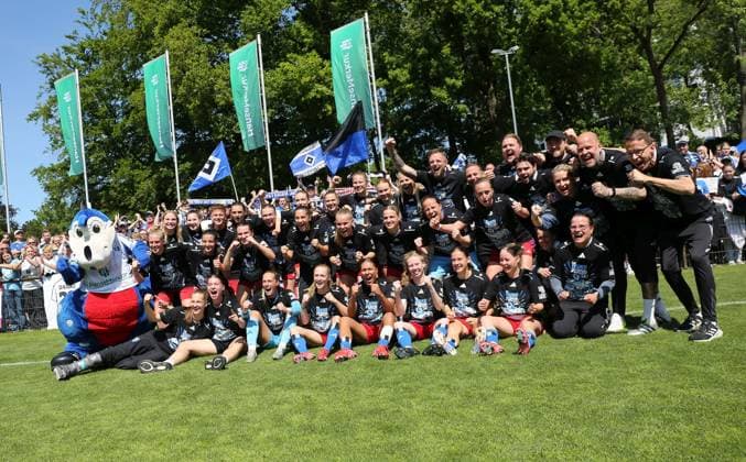 11 05 2025, xcex, GER, Hamburg, Volksparkstadion Platz 6, Frauenfussball, 2 Frauen Bundesliga, Saison 2024 2025, Spieltag 25, HSV Frauen, Hamburger SV Frauen SC Freiburg II, 1 Liga, Bundesliga, die Spielerinnen des HSV feiern den Aufstieg in die Google Pixel Frauen Bundesliga, DFL regulations prohibit any use of photographs as image sequences and or quasi video