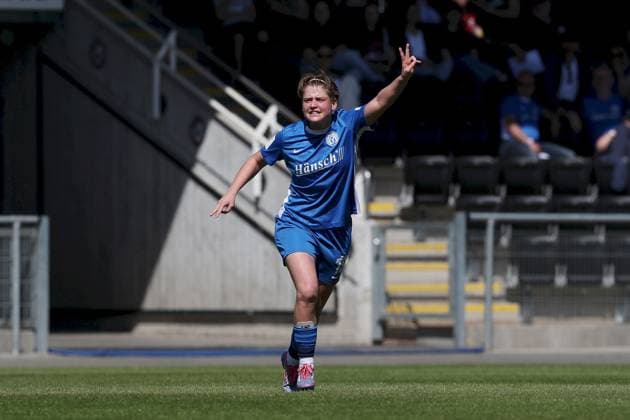 27 04 2025, Women, Soccer, Season 2024 2025, 2 Women Bundesliga, 25 Matchday Eintracht Frankfurt II SV Meppen 1912 e V Lea Mauly 19, SV Meppen 1912 e V gestures, arms, hands, gives instructions Frankfurt am Main Stadion am Brentanobad Hessen Germany