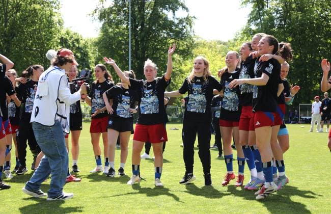 11 05 2025, xcex, GER, Hamburg, Volksparkstadion Platz 6, Frauenfussball, 2 Frauen Bundesliga, Saison 2024 2025, Spieltag 25, HSV Frauen, Hamburger SV Frauen SC Freiburg II, 1 Liga, Bundesliga, die Spielerinnen des HSV feiern den Aufstieg in die Google Pixel Frauen Bundesliga, DFL regulations prohibit any use of photographs as image sequences and or quasi video