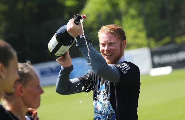 11 05 2025, xcex, GER, Hamburg, Volksparkstadion Platz 6, Frauenfussball, 2 Frauen Bundesliga, Saison 2024 2025, Spieltag 25, HSV Frauen, Hamburger SV Frauen SC Freiburg II, 1 Liga, Bundesliga, die Spielerinnen des HSV feiern den Aufstieg in die Google Pixel Frauen Bundesliga, Trainer Marwin Bolz HSV DFL regulations prohibit any use of photographs as image sequences and or quasi video