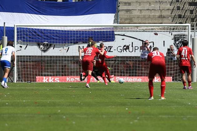 11 05 2025, xrekx, Soccer 2 Bundesliga, 1 FC Kaiserslautern SV Darmstadt 98 v l Goal for 1 1 penalty, penalty kick by Marlon Ritter 1 FC Kaiserslautern DFL DFB REGULATIONS PROHIBIT ANY USE OF PHOTOGRAPHS as IMAGE SEQUENCES and or QUASI VIDEO Kaiserslautern
