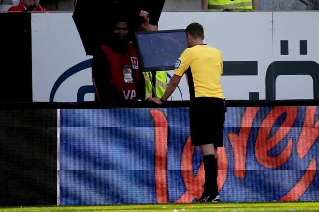 11 05 2025, xmohx, Soccer 2 Bundesliga, 1 FC Kaiserslautern SV Darmstadt 98 v l Referee Referee Dr Robin Braun VAR Decision on penalty for Kaiserslautern DFL DFB REGULATIONS PROHIBIT ANY USE OF PHOTOGRAPHS as IMAGE SEQUENCES and or QUASI VIDEO Kaiserslautern