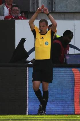 11 05 2025, xmohx, Soccer 2 Bundesliga, 1 FC Kaiserslautern SV Darmstadt 98 v l Referee Referee Dr Robin Braun VAR Decision on penalty for Kaiserslautern DFL DFB REGULATIONS PROHIBIT ANY USE OF PHOTOGRAPHS as IMAGE SEQUENCES and or QUASI VIDEO Kaiserslautern