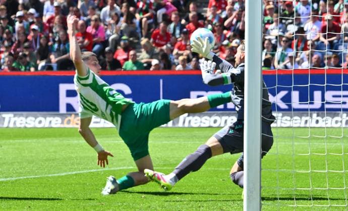 11 05 2025 Soccer Season 2024 2025 2 Soccer Bundesliga 33 Matchday Hannover 96 SpVgg Greuther Fürth Kleeblatt Sportfoto Zink xwoxzix DFL regulations prohibit any use of photographs as image sequences and or quasi video only for editorial use Daniel Kasper 40, SpVgg Greuther Fürth Ron Robert Zieler 1, Hannover 96 H96