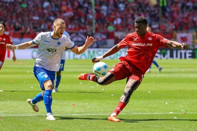 11 05 2025, xmohx, Fußball 2 Bundesliga, 1 FC Kaiserslautern SV Darmstadt 98 v l Fabian Nürnberger SV Darmstadt 98 Ragnar Ache 1 FC Kaiserslautern Zweikampf, Aktion, action, battle for the ball DFL DFB REGULATIONS PROHIBIT ANY USE OF PHOTOGRAPHS as IMAGE SEQUENCES and or QUASI VIDEO Kaiserslautern
