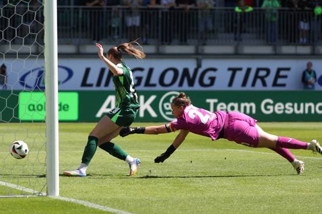 VfL vs Leverkusen, BL Frauen Wolfsburg, 11 05 2025, FUßBALL VfL Wolfsburg vs Bayer 04 Leverkusen, Google Pixel Frauen Bundesliga, Saison 2024 25 Jule Brand VfL Wolfsburg scores goal for 1 0, Goalkeeper Friederike Repohl Bayer 04 Leverkusen Wolfsburg