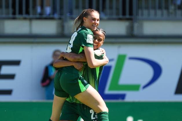 VfL vs Leverkusen, BL Frauen Wolfsburg, 11 05 2025, FUßBALL VfL Wolfsburg vs Bayer 04 Leverkusen, Google Pixel Frauen Bundesliga, Saison 2024 25 Jule Brand VfL Wolfsburg cheers with Sveindis Jonsdottir VfL Wolfsburg after her goal to make it 1 0 Wolfsburg