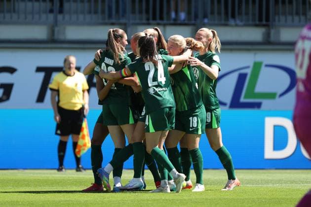 VfL vs Leverkusen, BL Frauen Wolfsburg, 11 05 2025, FUßBALL VfL Wolfsburg vs Bayer 04 Leverkusen, Google Pixel Frauen Bundesliga, Saison 2024 25 Jule Brand VfL Wolfsburg cheers with the team after her goal to make it 1 0 Wolfsburg