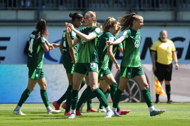 VfL vs Leverkusen, BL Frauen Wolfsburg, 11 05 2025, FUßBALL VfL Wolfsburg vs Bayer 04 Leverkusen, Google Pixel Frauen Bundesliga, Saison 2024 25 Jule Brand VfL Wolfsburg cheers with the team after her goal to make it 1 0 Wolfsburg