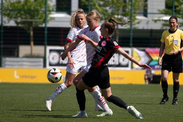 GER, Leipzig, Fußball, Google Pixel Frauen Bundesliga, 22 Spieltag, RB Leipzig vs Eintracht Frankfurt im Bild v l Emilia Kiaer Asgeirsdottir RB Leipzig 08 , Sophia Kleinherne Eintracht Frankfurt 04 , Zweikampf 11 05 2025, RB Leipzig Training Akademie Cottaweg Leipzig DFB REGULATIONS PROHIBIT ANY USE OF PHOTOGRAPHS AS IMAGE SEQUENCES AND OR QUASI VIDEO, Copyright: HMBxMedia PaulxFritz