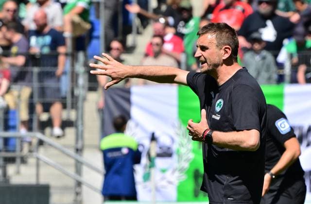 11 05 2025 Soccer Season 2024 2025 2 Soccer Bundesliga 33 Matchday Hannover 96 SpVgg Greuther Fürth Kleeblatt Sportfoto Zink MeZi xmexzix DFL regulations prohibit any use of photographs as image sequences and or quasi video only for editorial use Milorad Pekovic Co Trainer SpVgg Greuther Fürth