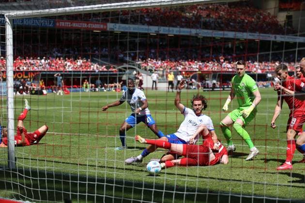 11 05 2025, xrekx, Fussball 2 Bundesliga, 1 FC Kaiserslautern SV Darmstadt 98 v l Goal for 1 2 was not given Fraser Hornby SV Darmstadt 98 DFL DFB REGULATIONS PROHIBIT ANY USE OF PHOTOGRAPHS as IMAGE SEQUENCES and or QUASI VIDEO Kaiserslautern