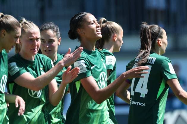 VfL vs Leverkusen, BL Frauen Wolfsburg, 11 05 2025, FUßBALL VfL Wolfsburg vs Bayer 04 Leverkusen, Google Pixel Frauen Bundesliga, Saison 2024 25 Sveindis Jonsdottir VfL Wolfsburg cheers with the team after her goal to make it 2 0 Wolfsburg