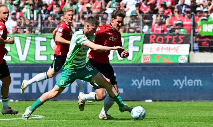 11 05 2025 Soccer Season 2024 2025 2 Soccer Bundesliga 33 Matchday Hannover 96 SpVgg Greuther Fürth Kleeblatt Sportfoto Zink MeZi xmexzix DFL regulations prohibit any use of photographs as image sequences and or quasi video only for editorial use Daniel Kasper 40, SpVgg Greuther Fürth vor Phil Neumann 5, Hannover 96 H96
