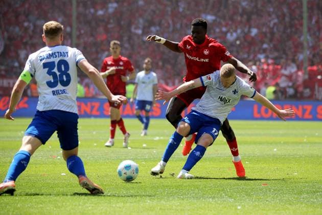 11 05 2025, xmohx, Fußball 2 Bundesliga, 1 FC Kaiserslautern SV Darmstadt 98 v l Kai Klefisch SV Darmstadt 98 Ragnar Ache 1 FC Kaiserslautern Zweikampf, Aktion, action, battle for the ball DFL DFB REGULATIONS PROHIBIT ANY USE OF PHOTOGRAPHS as IMAGE SEQUENCES and or QUASI VIDEO Kaiserslautern
