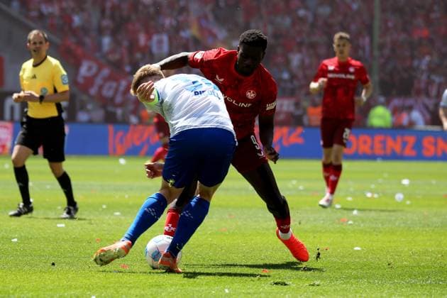 11 05 2025, xmohx, Fußball 2 Bundesliga, 1 FC Kaiserslautern SV Darmstadt 98 v l Clemens Riedel SV Darmstadt 98 Ragnar Ache 1 FC Kaiserslautern Zweikampf, Aktion, action, battle for the ball DFL DFB REGULATIONS PROHIBIT ANY USE OF PHOTOGRAPHS as IMAGE SEQUENCES and or QUASI VIDEO Kaiserslautern