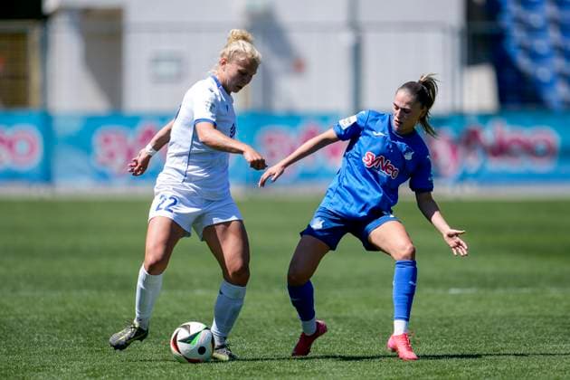 v li Fiona Gaißer Gaisser, Jena, 22 , Jill Janssens TSG, 9 , duel, duel scene, duel, tackle, tackling, dynamics, action, 11 05 2025, Sinsheim Hoffenheim Germany , Football, Google Pixel Women Bundesliga, TSG 1899 Hoffenheim FC Carl Zeiss Jena, DFB DFL REGULATIONS PROHIBIT ANY USE OF PHOTOGRAPHS AS IMAGE SEQUENCES AND OR QUASI VIDEO xozx