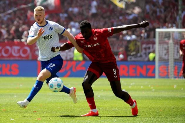 11 05 2025, xmohx, Fußball 2 Bundesliga, 1 FC Kaiserslautern SV Darmstadt 98 v l Kai Klefisch SV Darmstadt 98 Ragnar Ache 1 FC Kaiserslautern Zweikampf, Aktion, action, battle for the ball DFL DFB REGULATIONS PROHIBIT ANY USE OF PHOTOGRAPHS as IMAGE SEQUENCES and or QUASI VIDEO Kaiserslautern