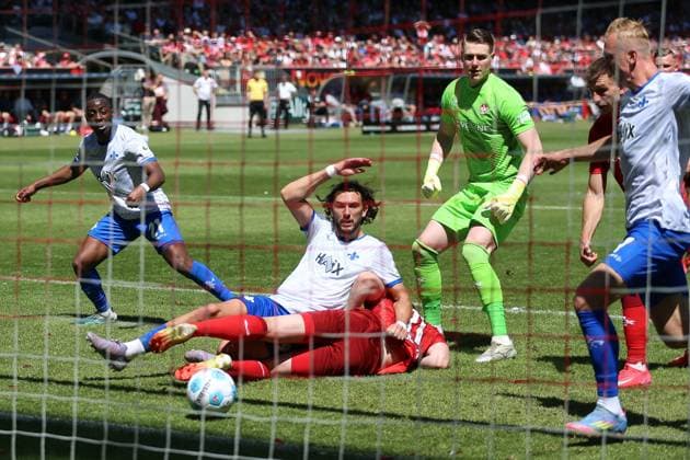 11 05 2025, xrekx, Fussball 2 Bundesliga, 1 FC Kaiserslautern SV Darmstadt 98 v l Goal for 1 2 was not given Fraser Hornby SV Darmstadt 98 DFL DFB REGULATIONS PROHIBIT ANY USE OF PHOTOGRAPHS as IMAGE SEQUENCES and or QUASI VIDEO Kaiserslautern