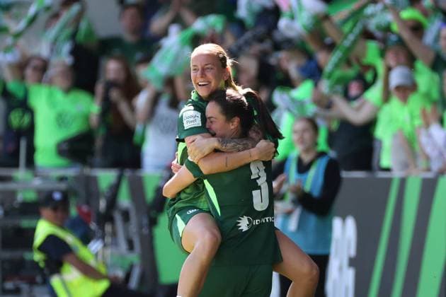 VfL vs Leverkusen, BL Frauen Wolfsburg, 11 05 2025, FUßBALL VfL Wolfsburg vs Bayer 04 Leverkusen, Google Pixel Frauen Bundesliga, Saison 2024 25 Caitlin Dijkstra VfL Wolfsburg cheers with the team after her goal to make it 3 0 Wolfsburg