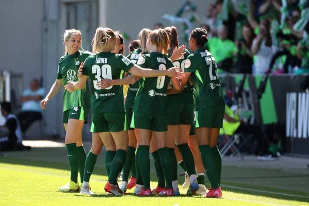 VfL vs Leverkusen, BL Frauen Wolfsburg, 11 05 2025, FUßBALL VfL Wolfsburg vs Bayer 04 Leverkusen, Google Pixel Frauen Bundesliga, Saison 2024 25 Caitlin Dijkstra VfL Wolfsburg cheers with the team after her goal to make it 3 0 Wolfsburg