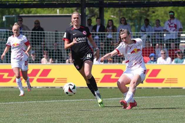 1 Bundesliga Women RB Leipzig vs SG Eintracht Frankfurt, 11 05 25 Julia Magerl 5, RB Leipzig in front of Laura Freigang 10, Eintracht Frankfurt on the ball Football, Google Pixel Women Bundesliga, Season 2024 2025, 22 Matchday RB Leipzig vs SG Eintracht Frankfurt on 11 05 25, RB Academy Cottaweg DFB REGULATIONS PROHIBIT ANY USE OF PHOTOGRAPHS AS IMAGE SEQUENCES AND OR QUASI VIDEO Copyright: xBEAUTIFULxSPORTS JanxKaeferx