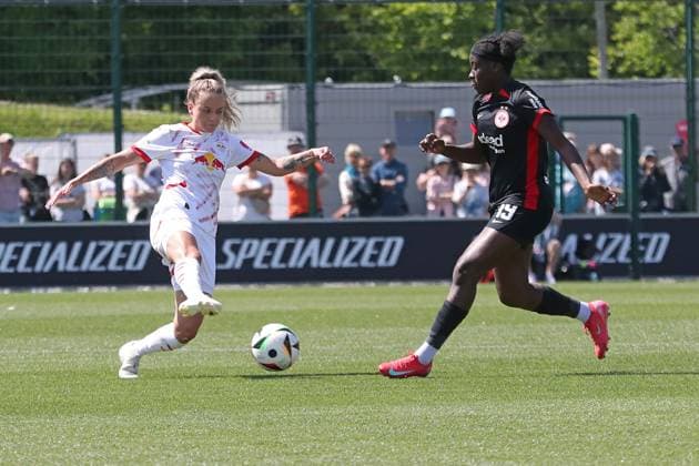 1 Bundesliga Women RB Leipzig vs SG Eintracht Frankfurt, 11 05 25 Jenny Hipp 19, RB Leipzig in front of Nicole Anyomi 19, Eintracht Frankfurt on the ball Football, Google Pixel Women Bundesliga, Season 2024 2025, 22 Matchday RB Leipzig vs SG Eintracht Frankfurt on 11 05 25, RB Academy Cottaweg DFB REGULATIONS PROHIBIT ANY USE OF PHOTOGRAPHS AS IMAGE SEQUENCES AND OR QUASI VIDEO Copyright: xBEAUTIFULxSPORTS JanxKaeferx