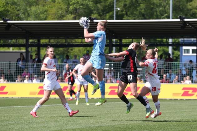 1 Bundesliga Women RB Leipzig vs SG Eintracht Frankfurt, 11 05 25 Goalkeeper Elvira Herzog 1, RB Leipzig catches the ball in front of Laura Freigang 10, Eintracht Frankfurt Football, Google Pixel Women Bundesliga, Season 2024 2025, 22 Matchday RB Leipzig vs SG Eintracht Frankfurt on 11 05 25, RB Academy Cottaweg DFB REGULATIONS PROHIBIT ANY USE OF PHOTOGRAPHS AS IMAGE SEQUENCES AND OR QUASI VIDEO Copyright: xBEAUTIFULxSPORTS JanxKaeferx